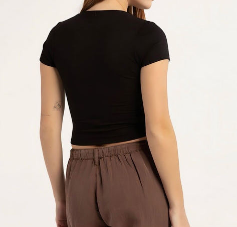 Black slim-fit short-sleeved summer T-shirt.