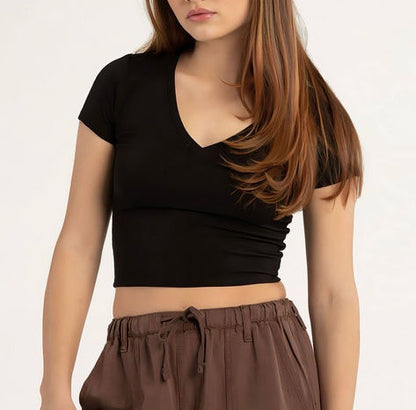 Black slim-fit short-sleeved summer T-shirt.